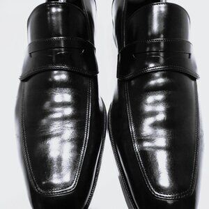 Salvatore Ferragamo Black Lavorazione Loafers in 10.5D